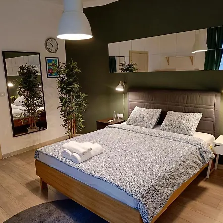 Newly Refurbished In The City Center Apartment