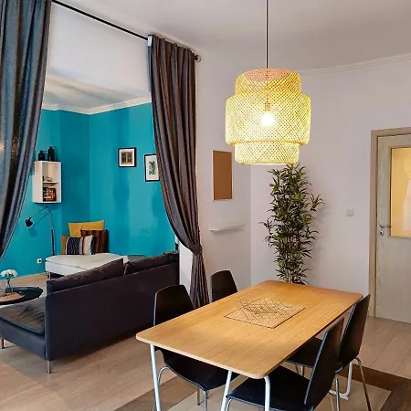Newly Refurbished In The City Center Apartment *