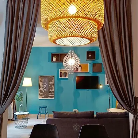 Newly Refurbished In The City Center Apartment *